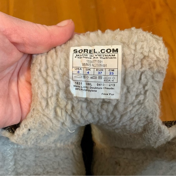 Sorel grey/black boots with red soles and blue laces size 6 - Picture 5 of 10